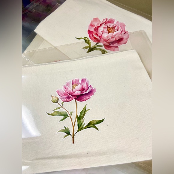 NWT! White cotton canvas zippered pouch w/ gorgeous flower vinyl print & tassel - Picture 3 of 3